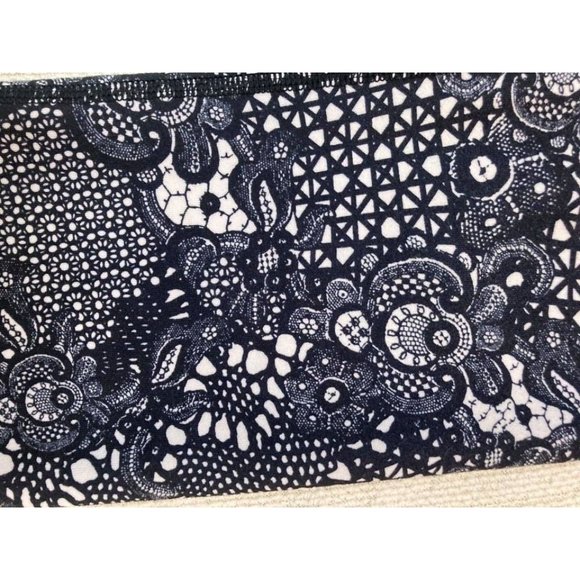 LULULEMON Wunder Under Crop III- Pretty Lace White Black. Size 4 - Picture 2 of 6